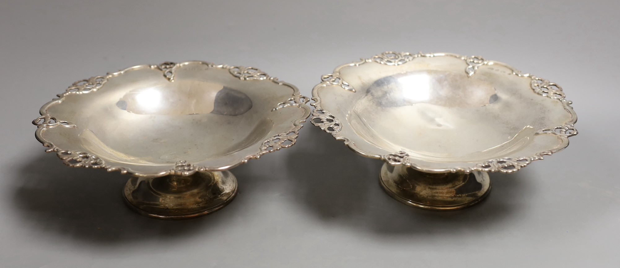 A par of George V pierced silver tazze, by Elkington & Co, Birmingham, 1910, diameter 21cm, 20.1oz.